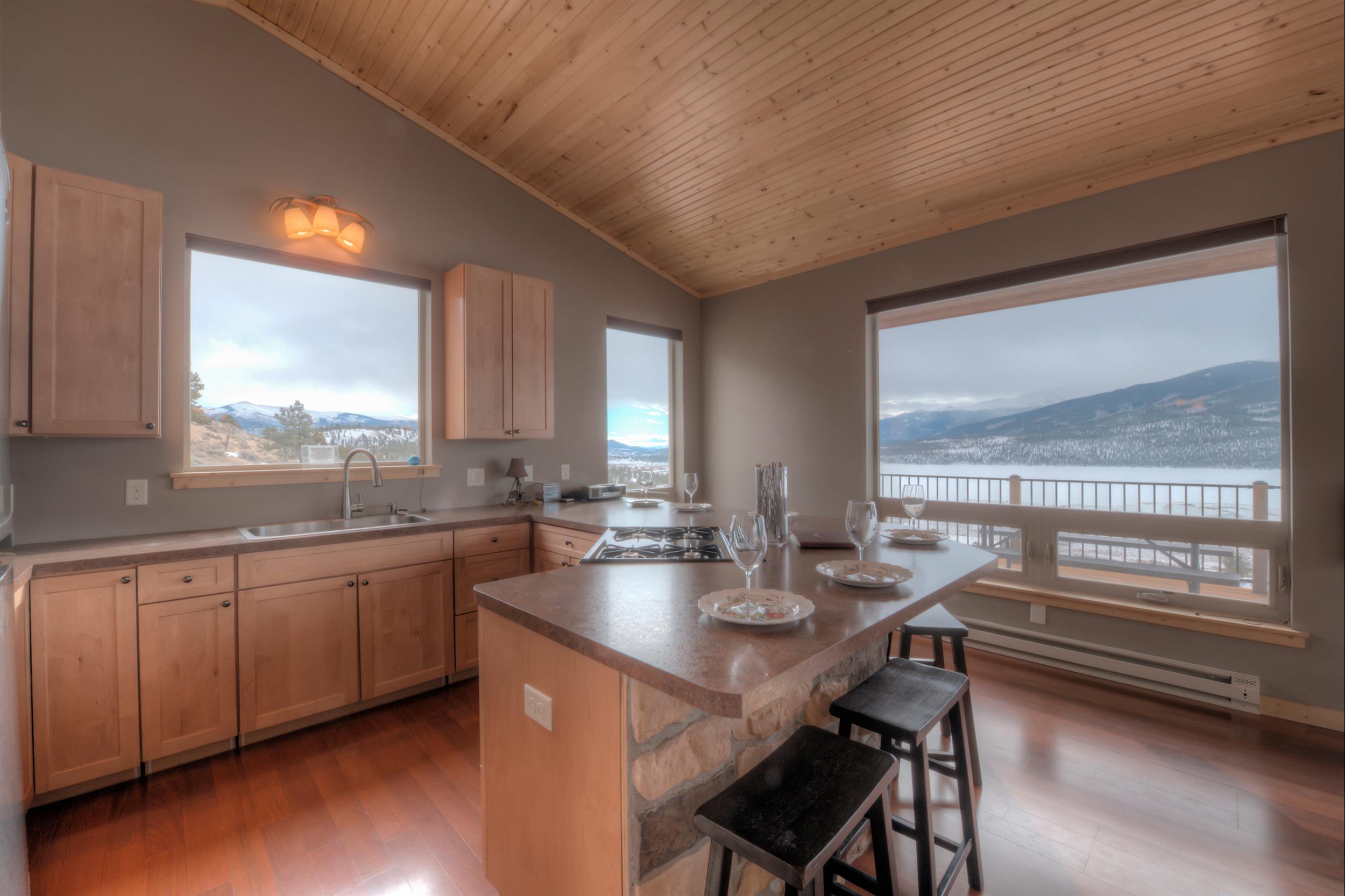 kitchen/breakfast bar